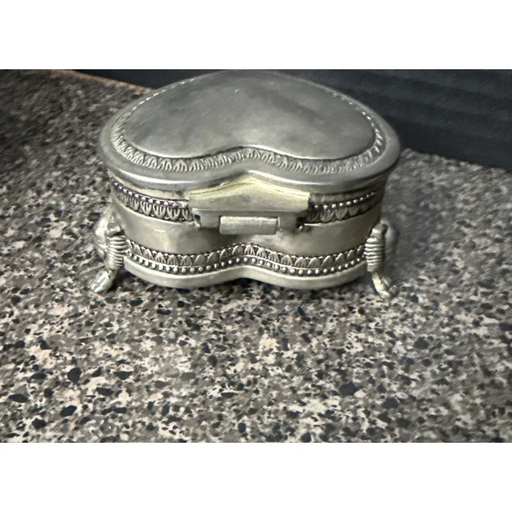 Vintage Victorian-Style Heart Jewelry Box Silver-Tone‎ Lion Head Feet 4
